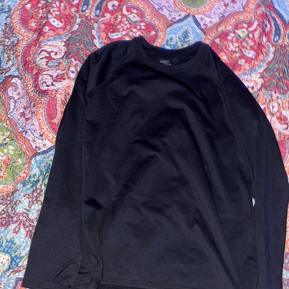 A black long sleeve shirt that keeps your body temperature hot